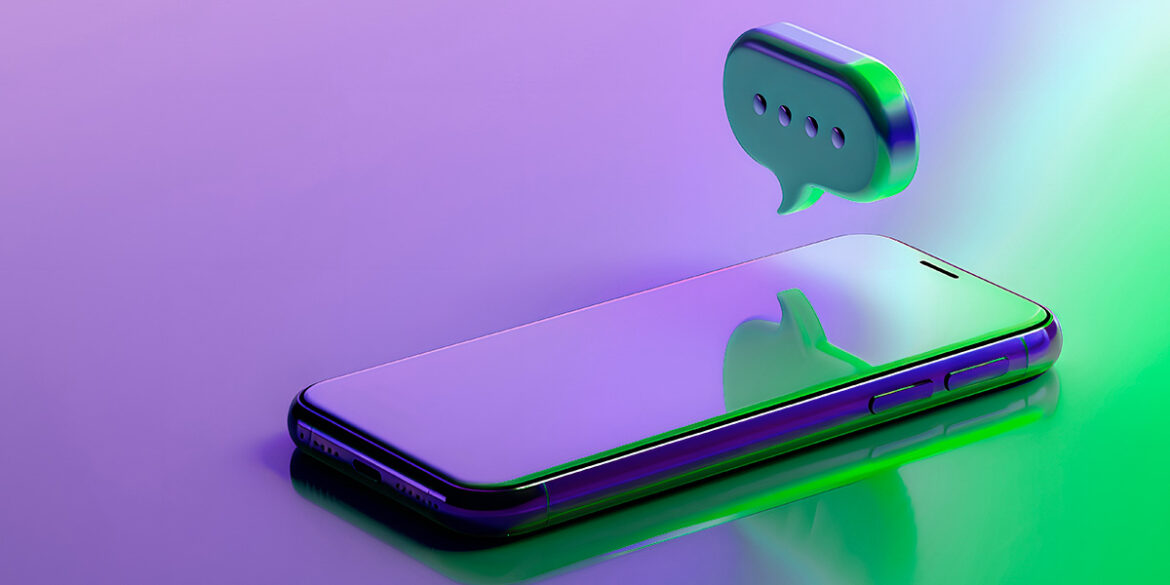 Automação de mensagens para pequenas empresas - A imagem que ilustra o tema, tem o fundo em degradê nas cores roxo e verde. No meio, em destaque e no estilo 3D, tem um celular deitado e, acima dele, tem um balão de mensagem.