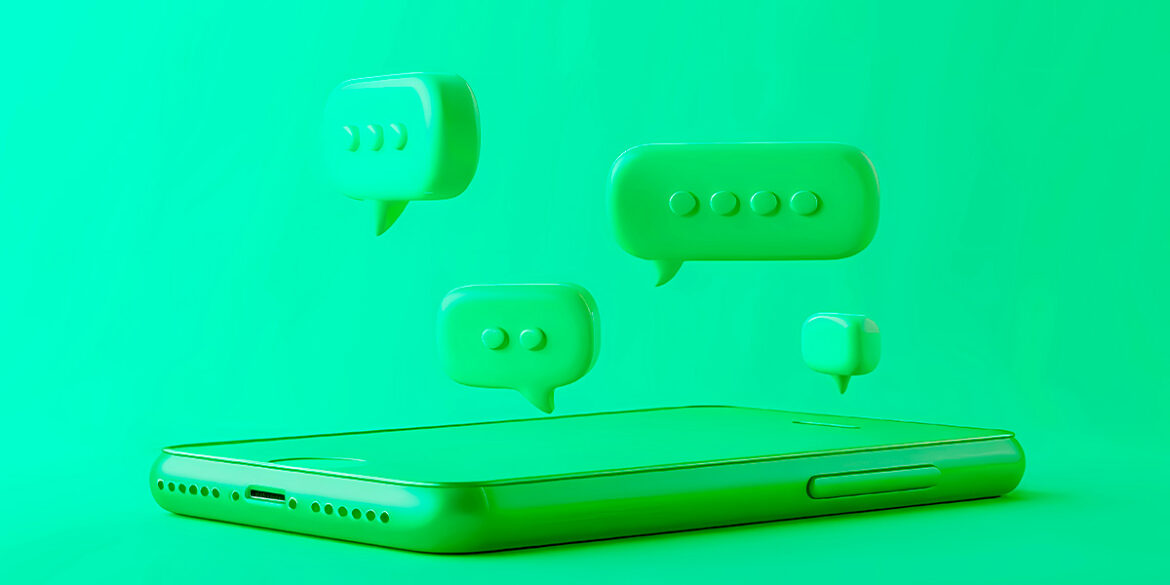 organização de respostas para os clientes - a imagem que ilustra o tema tem o fundo verde com um mockup de um celular, em 3D, deitado no meio da imagem e, acima dele, balões de conversa.