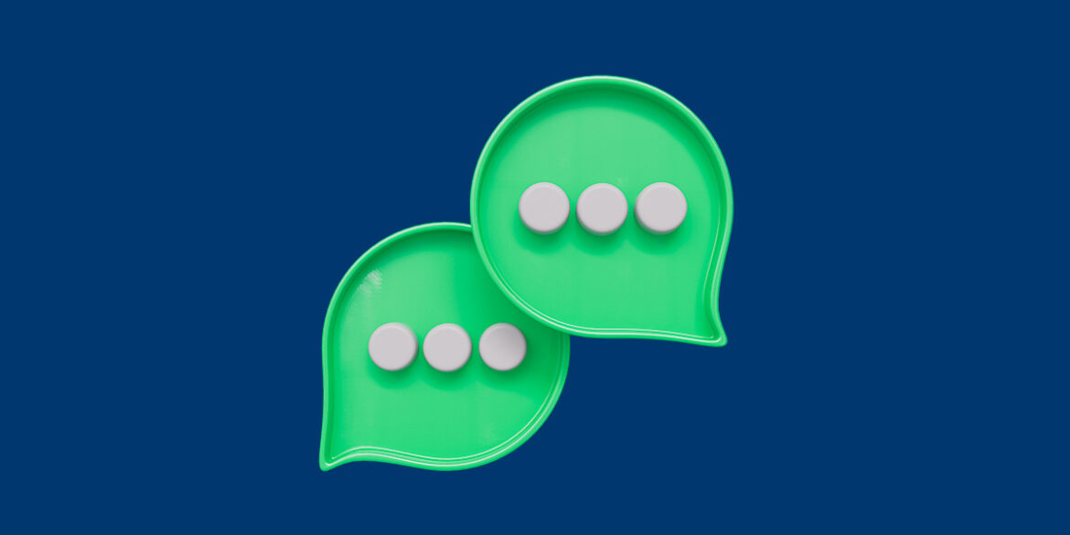 Social Chat - A imagem que ilustra o tema tem o fundo azul escuro com dois balões verdes de conversa no meio.