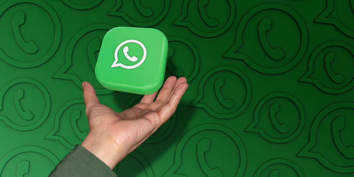 Status no WhatsApp Business - a imagem que ilustra o tema tem o fundo verde escuro com as logos do WhatsApp repetida várias vezes sobre o fundo verde e, em destaque, tem uma mão aberta embaixo da logo do WhatsApp no formato 3d.