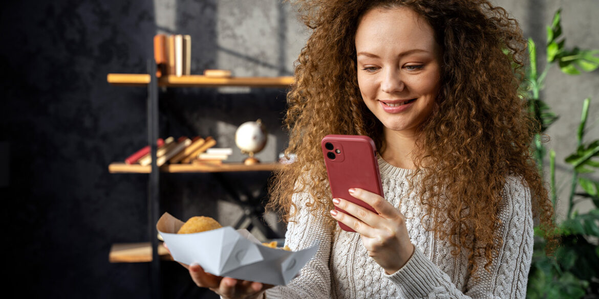 Menina olhando o celular