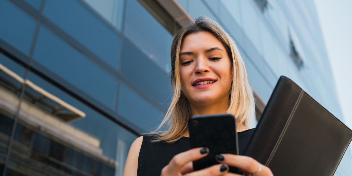 Mulher mexendo no celular e vendo formar no whatsapp para vender mais