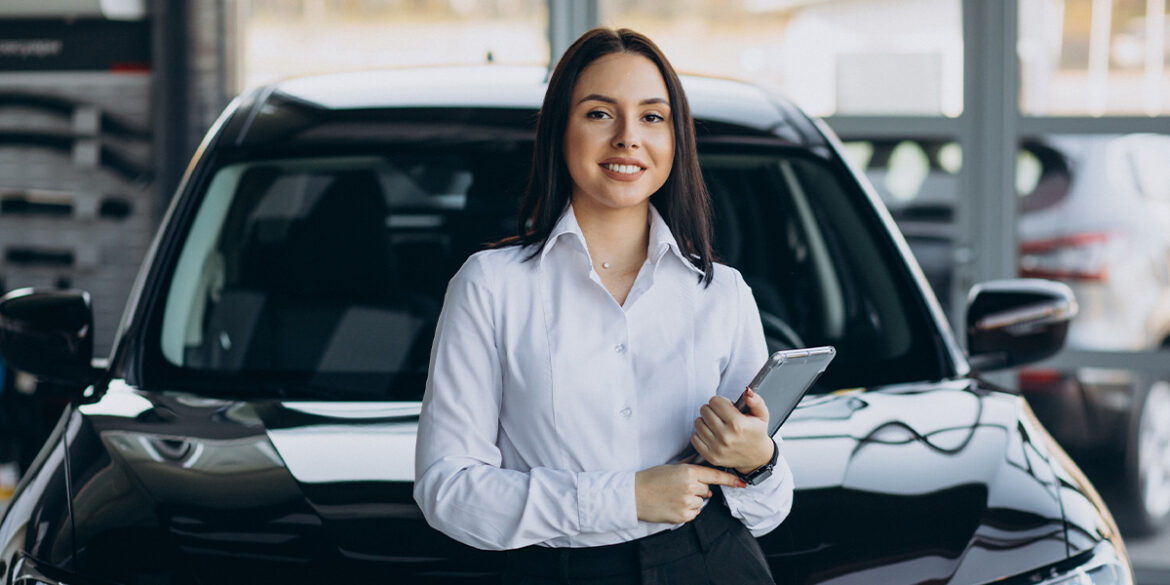 Mulher de frente ao carro