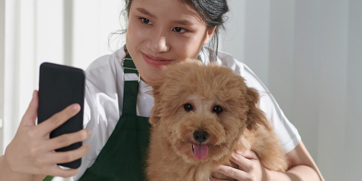 mulher tirando foto com um cachorrinho