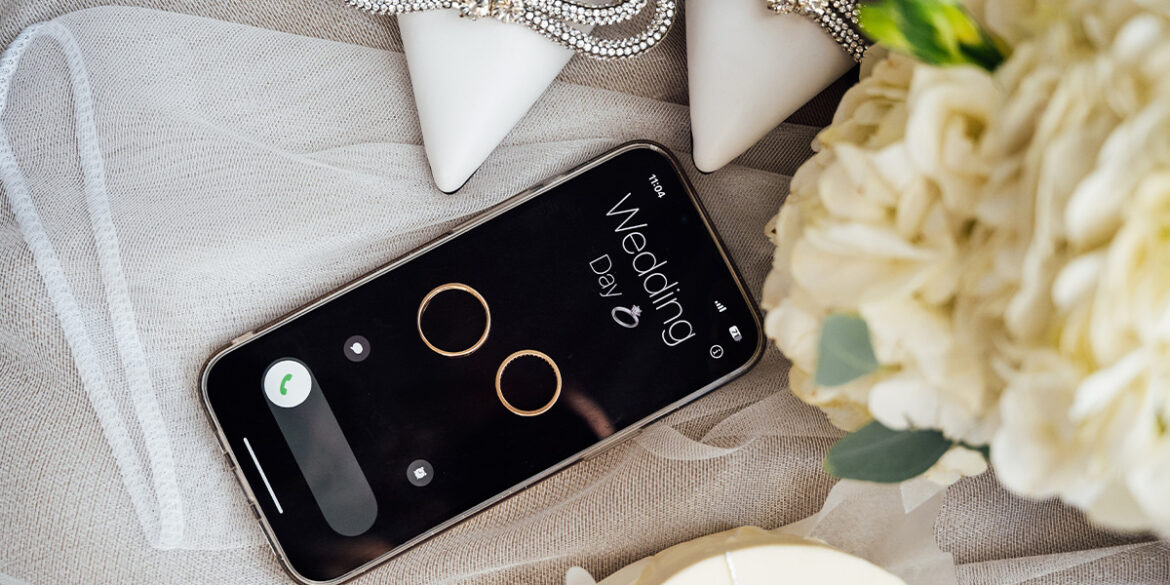 Imagem de um celular recebendo uma ligação do dia do casamento.