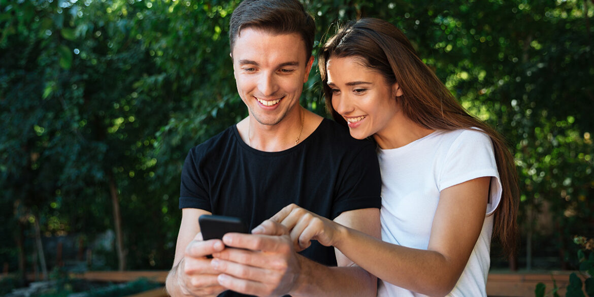 Um casal mexendo no whatsapp no dia dos namorados