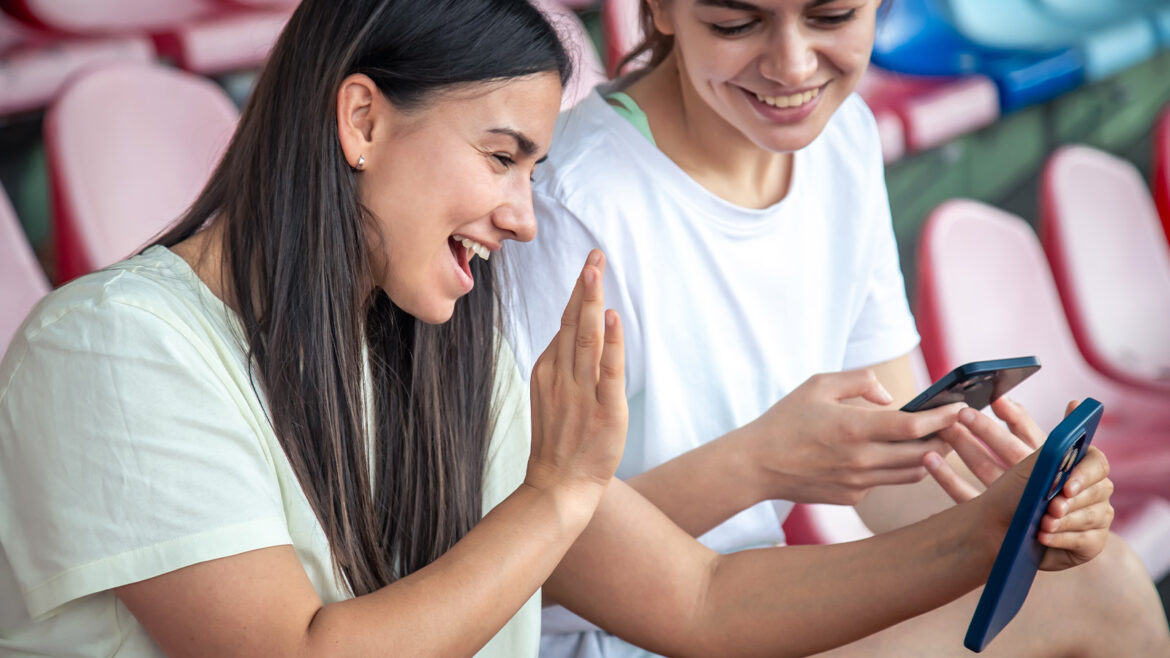 Duas mulheres usando o WhatsApp para colônia de férias
