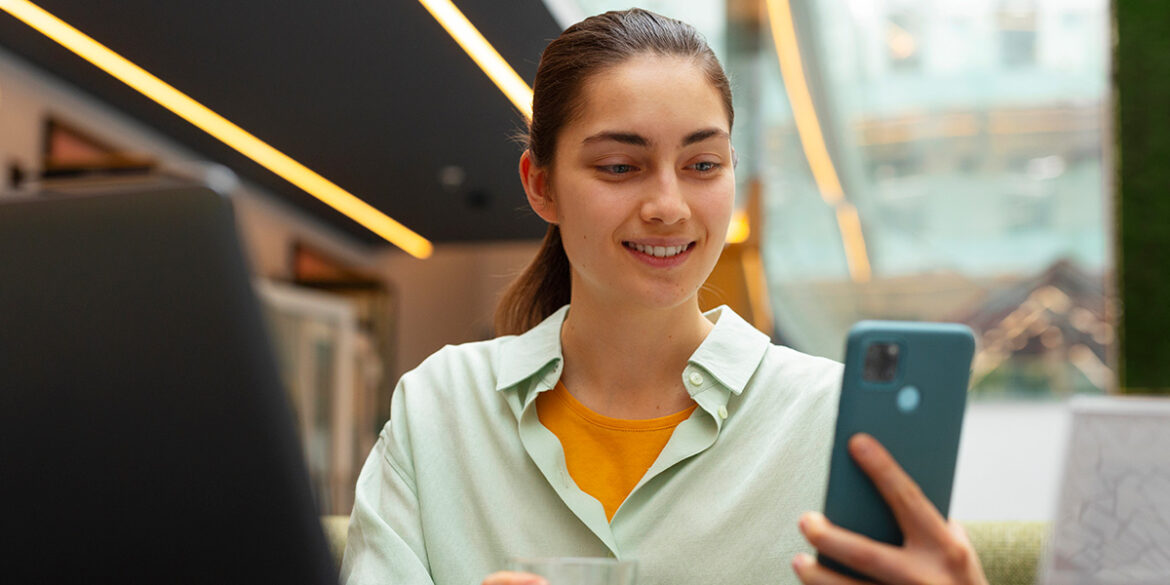 Menina falando no celular sobre whatsapp e marketing de proximidade.